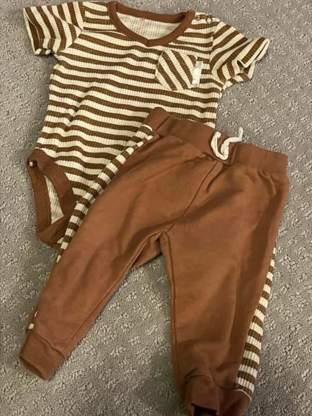 Tahari baby 3-6m baby Two-Piece Matching Set in Brown Stripe